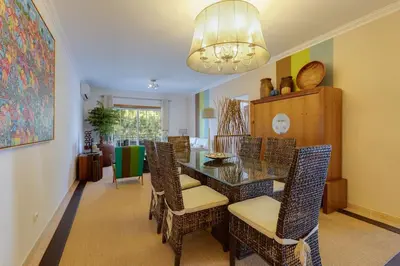 a dining room with a table and chairs at ROJA PÉ - Elegante apartamento T2 com AC perto do Pine Cliffs in Albufeira