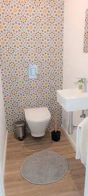 a bathroom with a toilet and a sink at Faro Comfy Ensuite Guest House in Faro