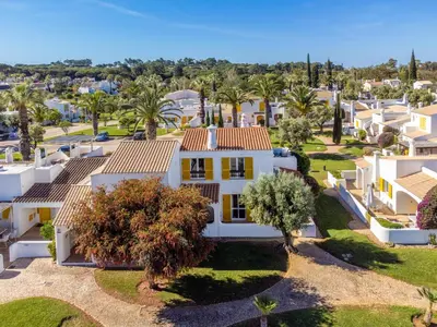 an aerial view of a white house with palm trees at Villa Bougainvilla - Vilamoura - Pool - Free wifi - Air con in Quarteira