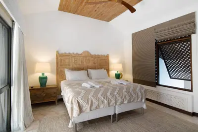 a bedroom with a large bed and a window at Vilamoura com Piscina e Wifi in Vilamoura