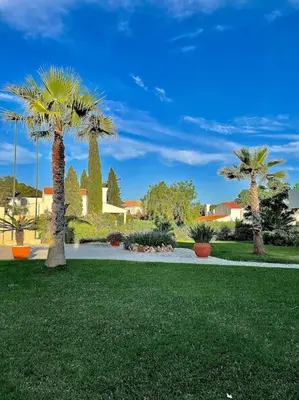 a park with palm trees and a walk way at Appartement Vale Lobo Mer Golf & Belle Piscine in Vale do Lobo