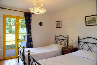 a bedroom with two beds and a chandelier at Sunset Pôr do sol in Galé