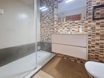 a bathroom with a shower and a sink and a toilet at Villa ENCOSTA VISTA SALGADOS - BY BEDZY in Guia