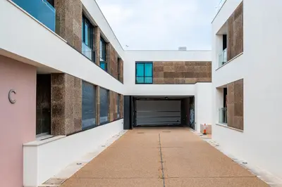 an alleyway between two buildings with a garage at Compromisso 25 in Faro