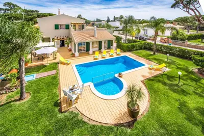 an aerial view of a house with a swimming pool at Villa Vargues in Quarteira