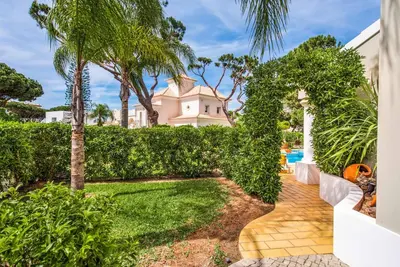 a view of the house from the garden at Villa Vargues in Quarteira