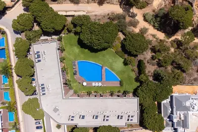 an overhead view of a building with a swimming pool at Apartament Belharucas, 400 meters from beach in Albufeira