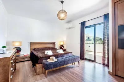 a bedroom with a bed and a large window at Villa Vivienda Jade in Galé