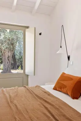 a bedroom with a bed and a window at Âmago Guesthouse in Santa Bárbara de Nexe