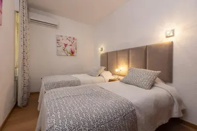two beds in a small room with twoermottermottermott at Apartamentos Pescadores in Albufeira