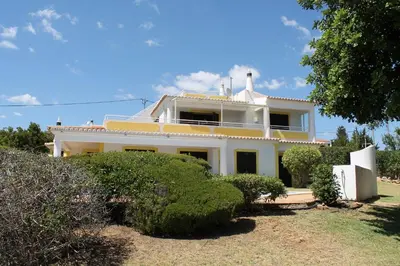 a white house with bushes in front of it at ABF18V3 Moradia qualidade e piscina,lindas v in Albufeira