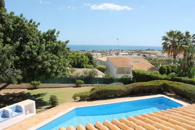 a swimming pool in the backyard of a house at ABF18V3 Moradia qualidade e piscina,lindas v in Albufeira
