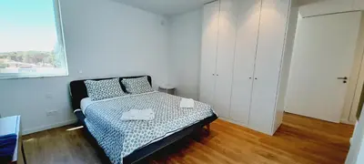 a small bedroom with a bed and a closet at Villa Central By Garvetur in Quarteira