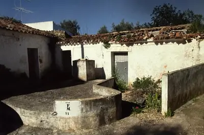 an old white house with a tub in front of it at Estúdio em Alte - KARMEA HOUSES in Alte