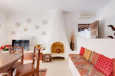 a living room with a couch and a table at VILLA ROSADO - Moradia para 6 com AC, jardim a 5 min do centro de Albufeira in Albufeira