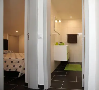 a small room with a kitchen and a bedroom at Geneve Old Town Apartment in Albufeira