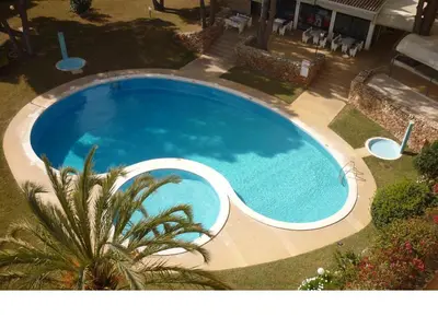 an overhead view of a large blue swimming pool at Apartamentos Mar-Bel Sol in Vilamoura