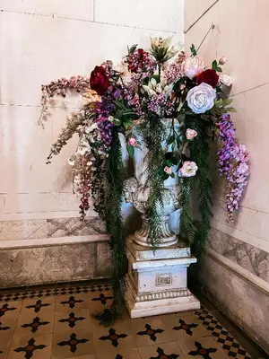 a vase filled with flowers on a wall at Grand Studio 54 in Faro