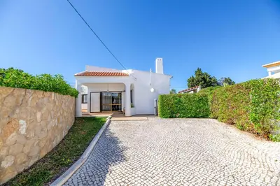 a white house with a stone driveway in front at Villa Mar do Estrela in Galé