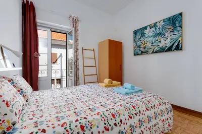 a bedroom with a bed and a painting on the wall at Casa LOTUS - Requinte e bom gosto para 6 pessoas no coração de Faro in Faro