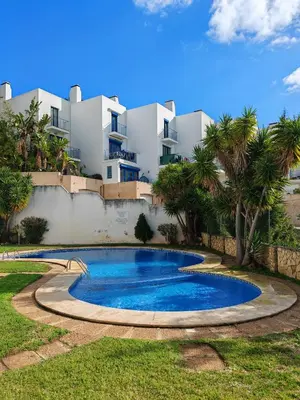 a swimming pool in front of a building at Apartamento Páteo - piscina, churrasqueira e vista jardim in Albufeira