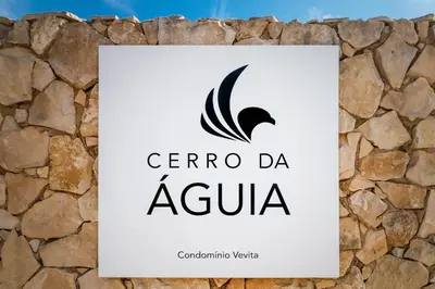 a sign for the centro da agua on a stone wall at Apartamento albufeira cerro da águia in Albufeira