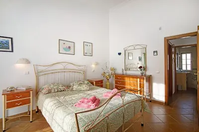 a bedroom with a bed and a dresser and a mirror at Casa Estrela do Mar, 2 Quartos, Praia de São Rafael, Albufeira in Albufeira