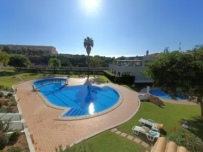 an overhead view of a large swimming pool at Casa Estrela do Mar, 2 Quartos, Praia de São Rafael, Albufeira in Albufeira