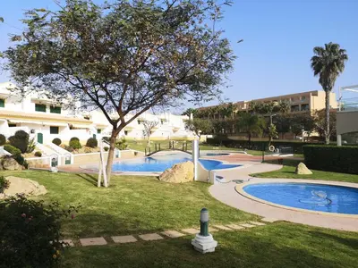 a swimming pool in a yard with a tree at Casa Estrela do Mar, 2 Quartos, Praia de São Rafael, Albufeira in Albufeira