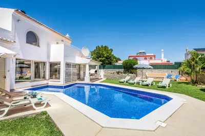 a villa with a swimming pool and a yard at Villa Tilia in Galé