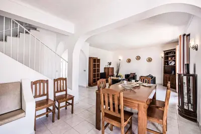 a kitchen and dining room with a table and chairs at Villa Canto in Albufeira