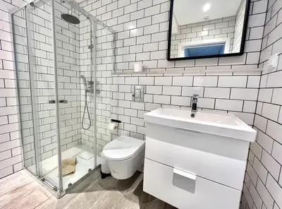 a bathroom with a toilet and a sink and a shower at Campus 121 - Rooms in Faro