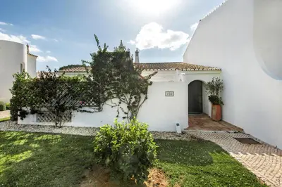 a white house with a courtyard and a yard at Mng Elliott55 in Vale do Lobo
