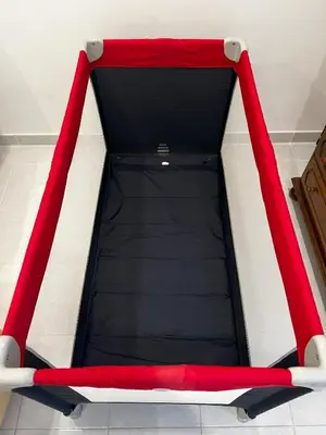 a red and black trampoline bed in a room at O Limoeiro - 154949/AL in Faro