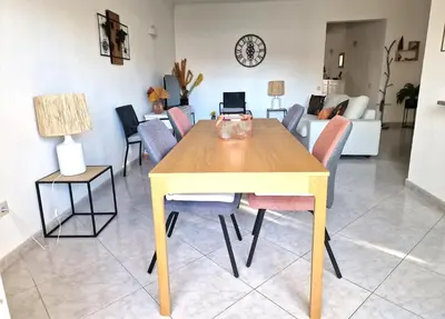 a dining room with a table and chairs at Casa Kari in Albufeira