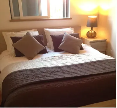a living room with a couch and a picture on the wall at Casa Estelliane in Paderne