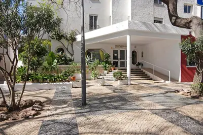 a building with a courtyard with trees and stairs at Apartamento Sunny in Quarteira