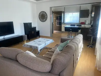 a living room with a couch and a table at Villa Albufeira 1 à 6 personnes in Guia