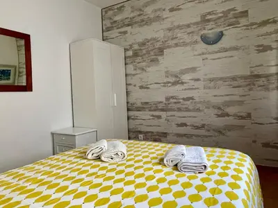 a bedroom with a bed with towels on it at Villa Cristipaulo in Praia de Faro