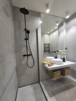 a bathroom with a shower with two sinks and a mirror at Paraíso Forte Novo in Quarteira