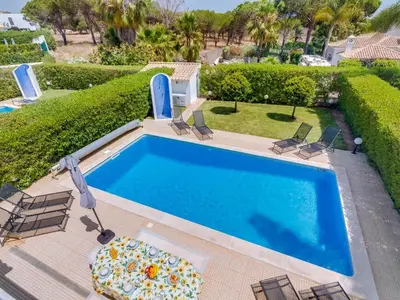 an overhead view of a swimming pool with lounge chairs and a pool at AL Casa Raha in Quinta do Lago