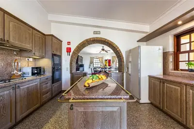 a kitchen with an archway in the middle at Villa Sobreiro in Albufeira