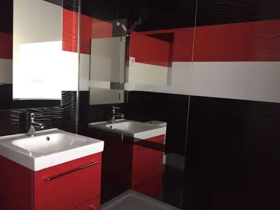 a bathroom with two sinks and a mirror at Casa com 3 suites, jacuzzi , en Albufeira in Albufeira