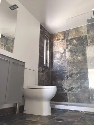 a bathroom with a toilet and a shower at Casa com 3 suites, jacuzzi , en Albufeira in Albufeira