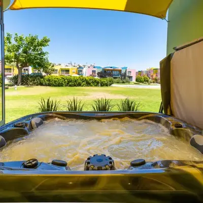 Romantic with private Hot Tub & Parking - big pool - Marina access