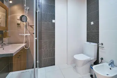 a bathroom with a shower and a toilet and a sink at Apartment Monaco mit Pool in Albufeira