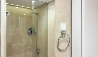 a shower in a bathroom with a glass door at Refúgio Sereno Vilamoura T2 by HsR Vilamarina in Quarteira