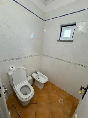 a bathroom with a toilet and a bidet at Casa Vila Sul AE in Roja- Pé