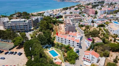 an aerial view of a city with a beach at Apartamento Perto da Praia Albufeira in Albufeira