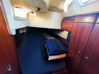 a small room with a couch in the back of a boat at Alma in Albufeira